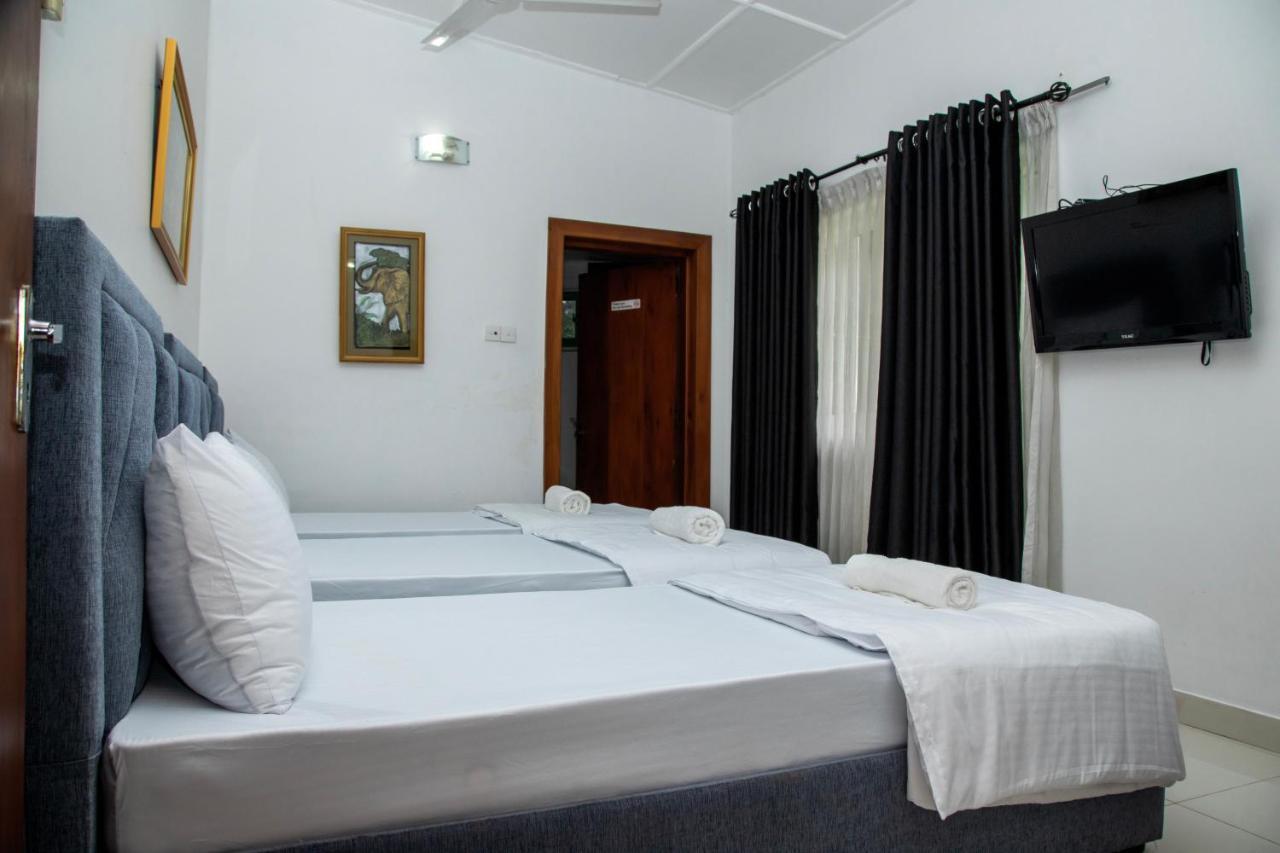 Funk Bunks - By The Lake Kandy Buitenkant foto