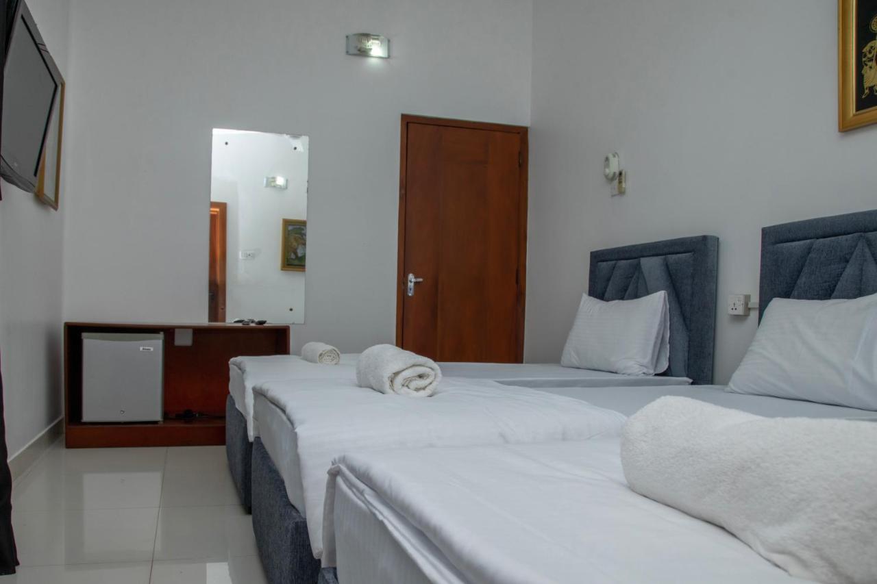 Funk Bunks - By The Lake Kandy Buitenkant foto